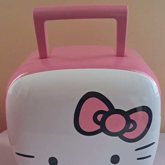 Hello Kitty Mini Fridge with Carry Handle  Thermoelectric Cooler.BNWT/BOX - Picture 3 of 15